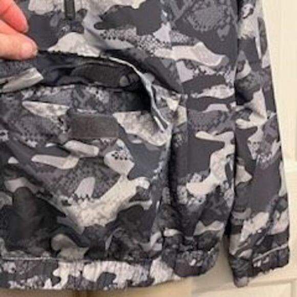 Reebok Dark and light gray camo. Lightweight. Size Small - Picture 6 of 8